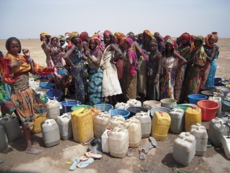 Image_Crowds of women around a water source -Salamat 2 Chad